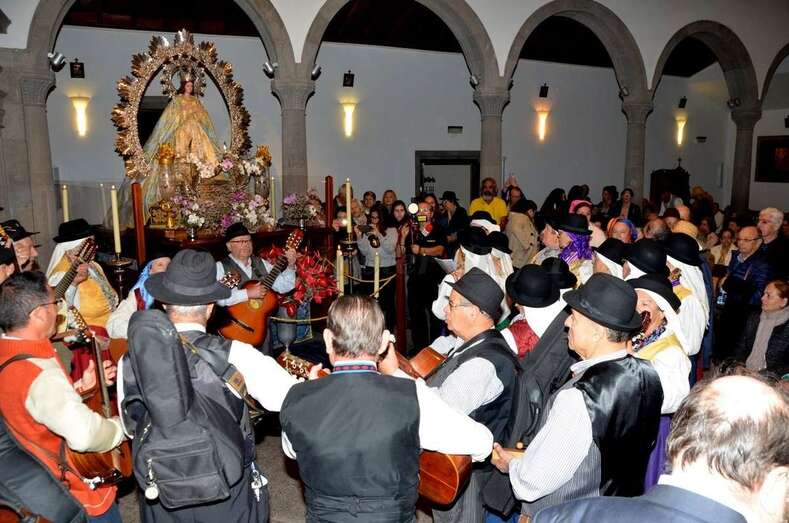 Imagen de archivo de la ofrenda de los peregrinos a la Virgen de La Concepción en diciembre de 2017 (Foto TA)